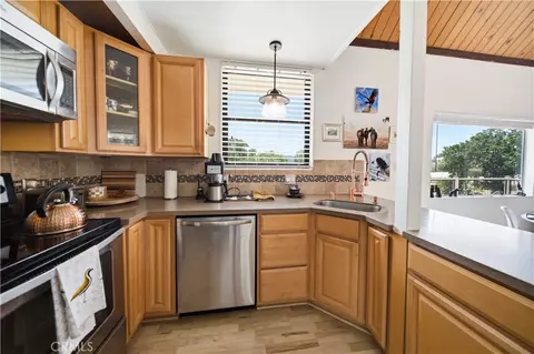 Kitchen - 27200 Bear Valley Rd, Tehachapi, CA 93561 photo 4 of 4