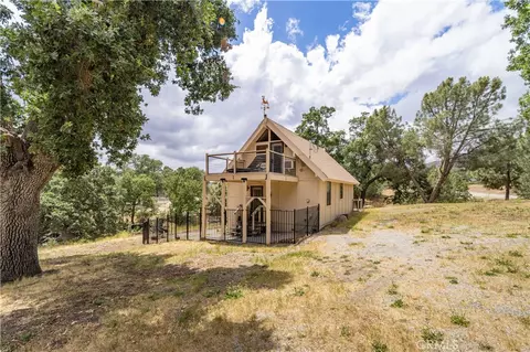 Exterior - 27200 Bear Valley Rd, Tehachapi, CA 93561 photo 4 of 7