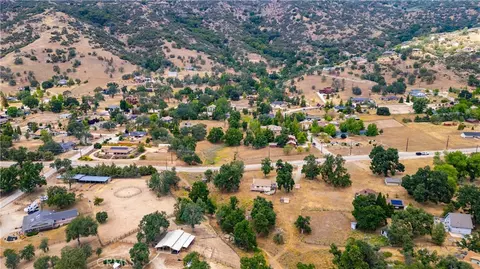 View/Area - 27200 Bear Valley Rd, Tehachapi, CA 93561 photo 8 of 10