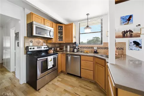 Kitchen - 27200 Bear Valley Rd, Tehachapi, CA 93561 photo 2 of 4