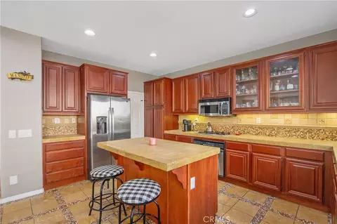 Kitchen - 21809 Taylor Ct, Santa Clarita, CA 91390 photo 4 of 4