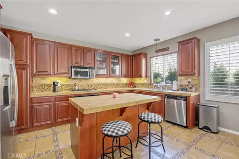 Kitchen - 21809 Taylor Ct, Santa Clarita, CA 91390 photo 3 of 4