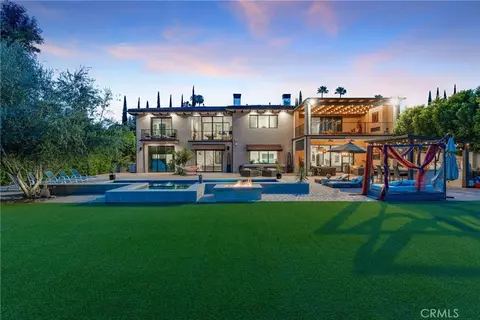 23042 Calvert St, Woodland Hills, CA 91367