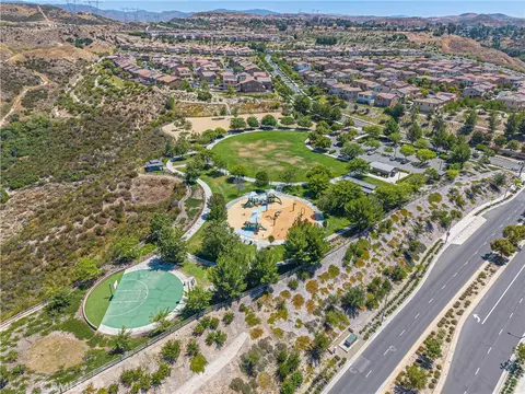 View/Area - 20726 Celadon Ct, Saugus, CA 91350 photo 11 of 14