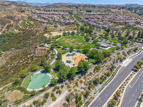 View/Area - 20726 Celadon Ct, Saugus, CA 91350 photo 11 of 14