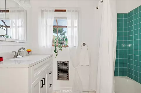 Bath - 9522 Cedarvale Rd, Tujunga, CA 91042 photo 3 of 5