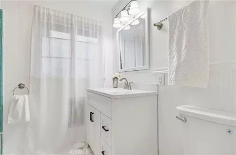 Bath - 9522 Cedarvale Rd, Tujunga, CA 91042 photo 4 of 5