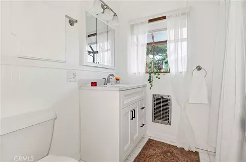Bath - 9522 Cedarvale Rd, Tujunga, CA 91042 photo 1 of 5