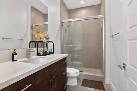 Bath - 61 Iluna, Irvine, CA 92618 photo 3 of 3