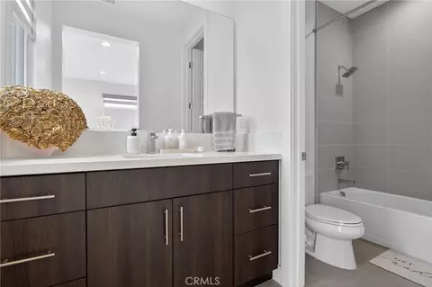 Bath - 61 Iluna, Irvine, CA 92618 photo 2 of 3