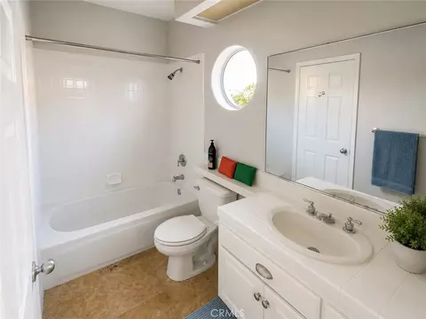 Bath - 3955 Sunsetridge Rd, Moorpark, CA 93021 photo 2 of 2