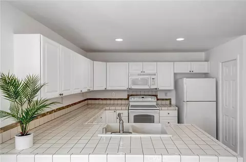 Kitchen - 42921 Alep, Lancaster, CA 93536 photo 2 of 4