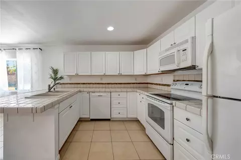 Kitchen - 42921 Alep, Lancaster, CA 93536 photo 3 of 4