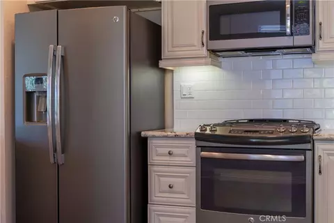 Kitchen - 405 Huyler Ln #D, Simi Valley, CA 93065 photo 4 of 6