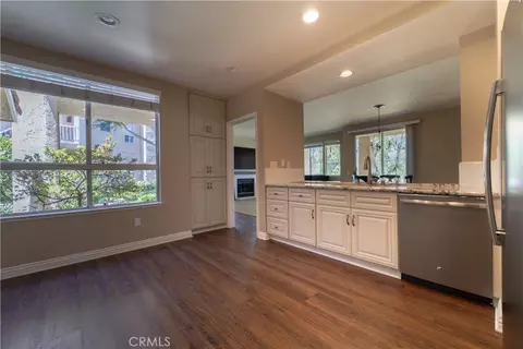 Kitchen - 405 Huyler Ln #D, Simi Valley, CA 93065 photo 3 of 6