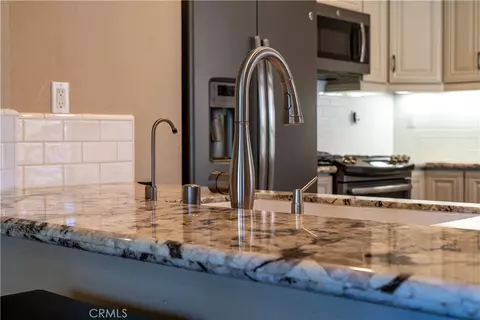 Kitchen - 405 Huyler Ln #D, Simi Valley, CA 93065 photo 5 of 6