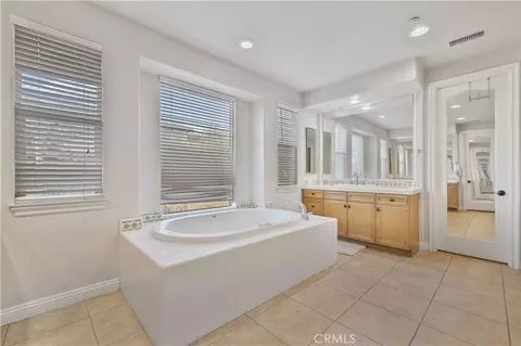 Bath - 4959 Shady Trl, Simi Valley, CA 93063 photo 2 of 4