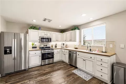 Kitchen - 159 Palermo Dr, Palmdale, CA 93550 photo 2 of 2
