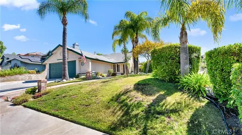 Exterior - 28924 Raintree Ln, Santa Clarita, CA 91390 photo 4 of 18