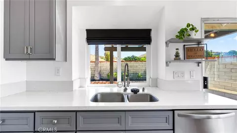 Kitchen - 28924 Raintree Ln, Santa Clarita, CA 91390 photo 4 of 5