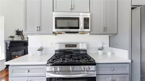 Kitchen - 28924 Raintree Ln, Santa Clarita, CA 91390 photo 3 of 5
