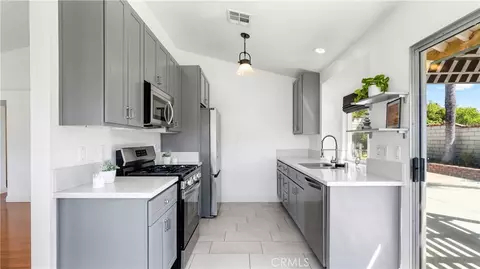Kitchen - 28924 Raintree Ln, Santa Clarita, CA 91390 photo 1 of 5