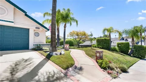 Exterior - 28924 Raintree Ln, Santa Clarita, CA 91390 photo 5 of 18
