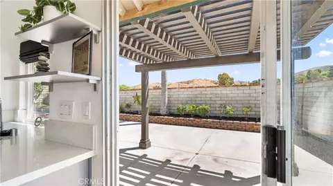 Exterior - 28924 Raintree Ln, Santa Clarita, CA 91390 photo 7 of 17