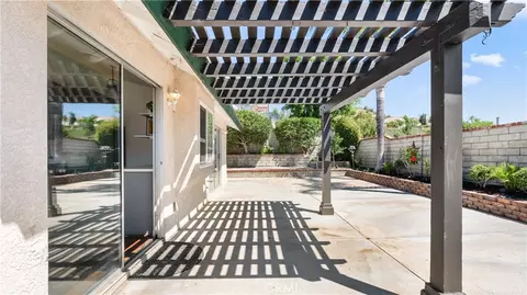 Exterior - 28924 Raintree Ln, Santa Clarita, CA 91390 photo 11 of 17