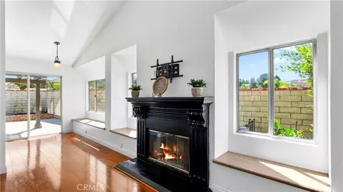 Living - 28924 Raintree Ln, Santa Clarita, CA 91390 photo 3 of 4