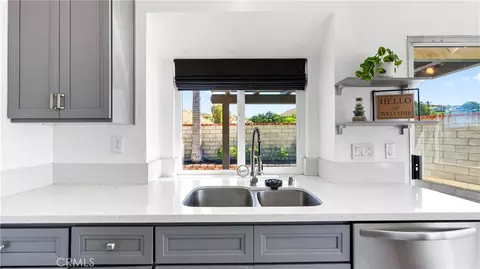 Kitchen - 28924 Raintree Ln, Santa Clarita, CA 91390 photo 4 of 5