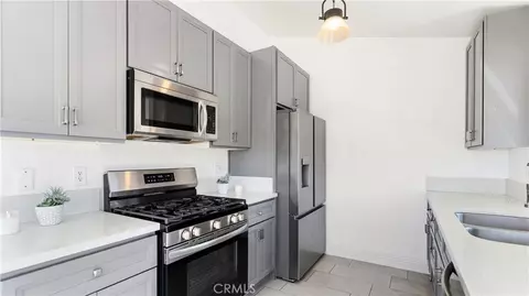 Kitchen - 28924 Raintree Ln, Santa Clarita, CA 91390 photo 2 of 5