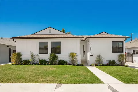 17200 Lanark St, Lake Balboa, CA 91406