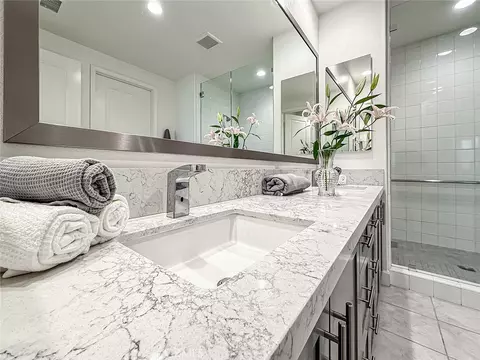 Bath - 2402 Conroy Ave, Camarillo, CA 93012 photo 3 of 6