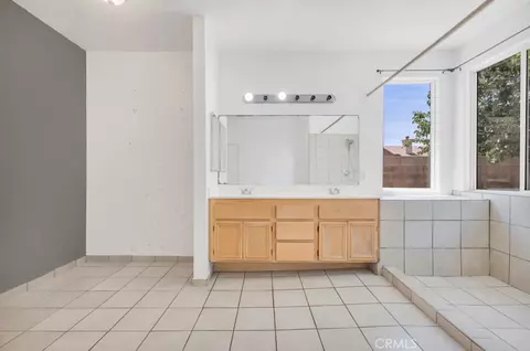 Bath - 3753 Saddleback Dr, Palmdale, CA 93550 photo 5 of 6