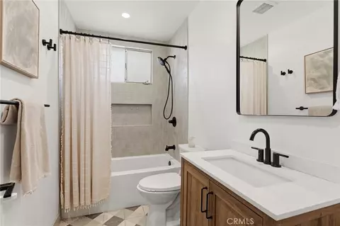 Bath - 10623 Tinker Ave, Tujunga, CA 91042 photo 1 of 3
