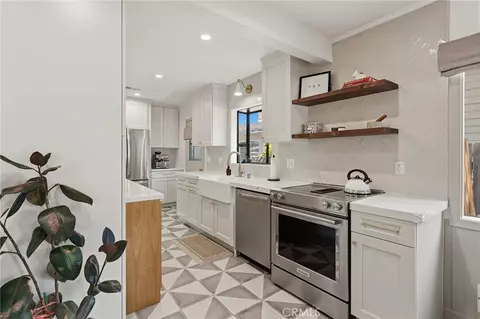 Kitchen - 10623 Tinker Ave, Tujunga, CA 91042 photo 6 of 8