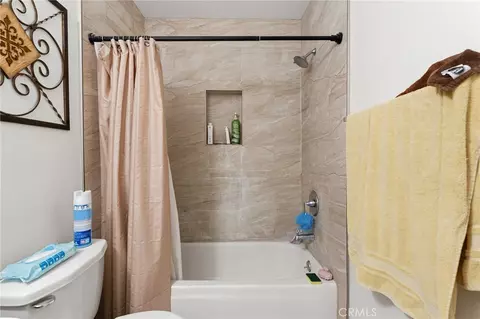 Bath - 784 Hillcrest Dr, Camarillo, CA 93012 photo 2 of 3