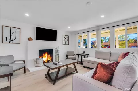 651 E Hillcrest Dr, Thousand Oaks, CA 91360