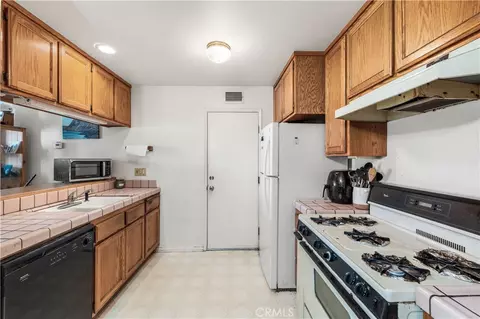 Kitchen - 995 Vallejo, Simi Valley, CA 93065 photo 2 of 4