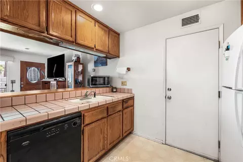 Kitchen - 995 Vallejo, Simi Valley, CA 93065 photo 3 of 4