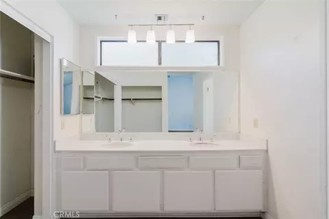 Bath - 1063 Corbett Ln, Simi Valley, CA 93065 photo 2 of 5