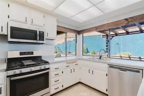 Kitchen - 1063 Corbett Ln, Simi Valley, CA 93065 photo 3 of 5