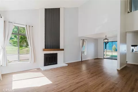 Living - 1063 Corbett Ln, Simi Valley, CA 93065 photo 2 of 10
