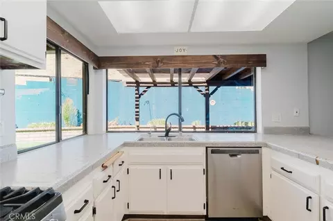 Kitchen - 1063 Corbett Ln, Simi Valley, CA 93065 photo 4 of 5