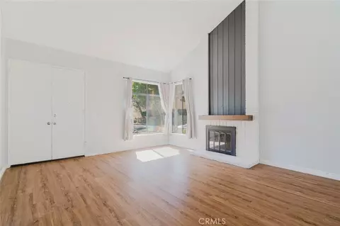 Living - 1063 Corbett Ln, Simi Valley, CA 93065 photo 3 of 10