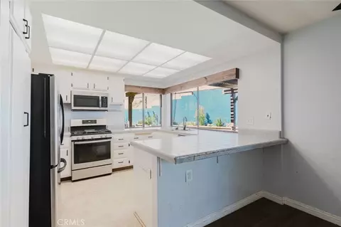 Kitchen - 1063 Corbett Ln, Simi Valley, CA 93065 photo 2 of 5
