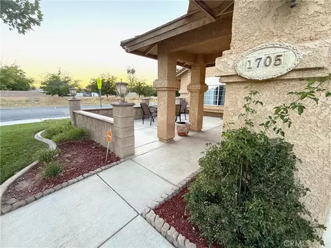 Exterior - 1705 Lightcap St, Lancaster, CA 93535 photo 3 of 10