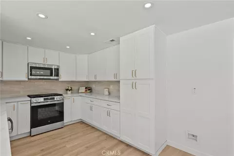 Kitchen - 28116 Oaklar, Saugus, CA 91350 photo 2 of 3