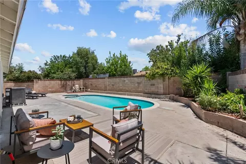 Exterior - 28116 Oaklar, Saugus, CA 91350 photo 6 of 11